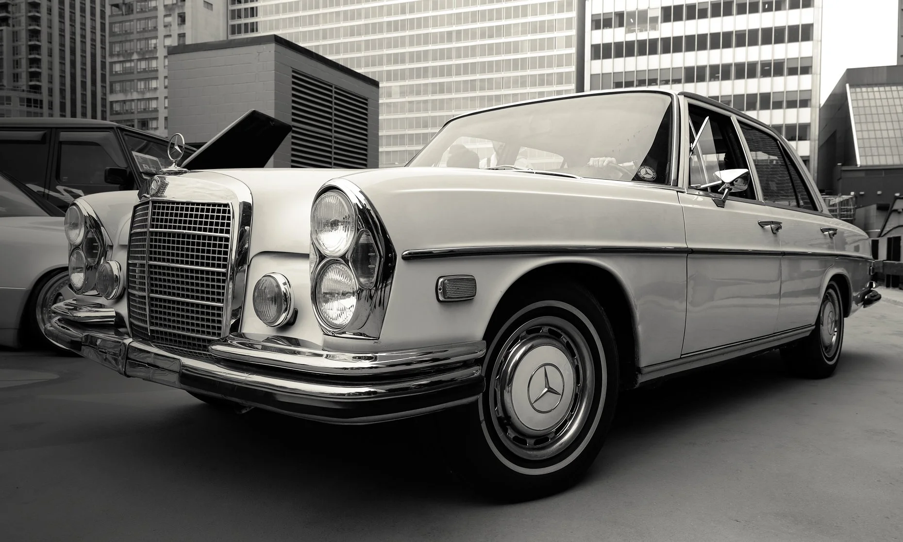 vintage-mercedes-benz-yorkville-toronto-bw-wide.jpg
