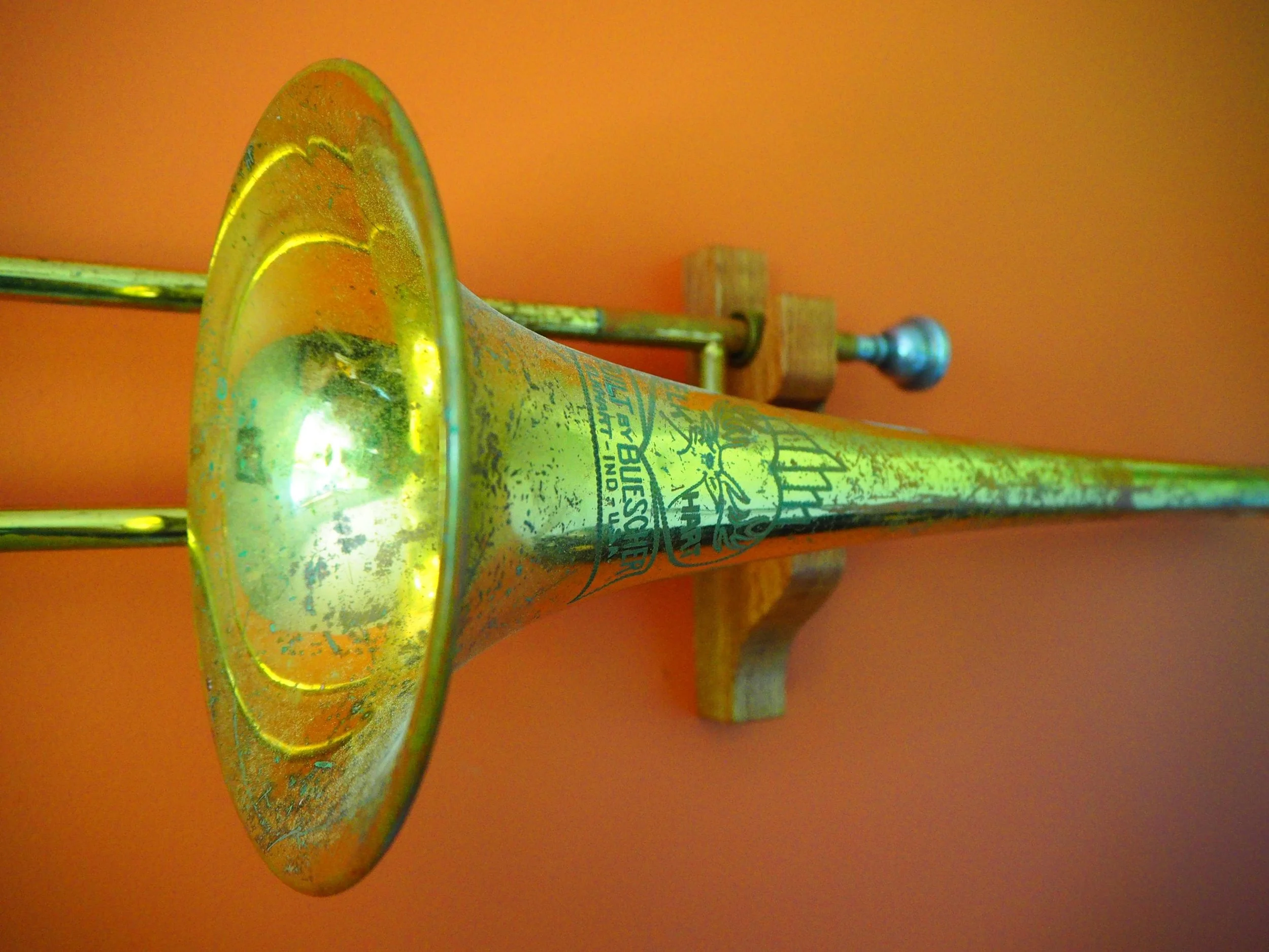 Trombone Wall Mount