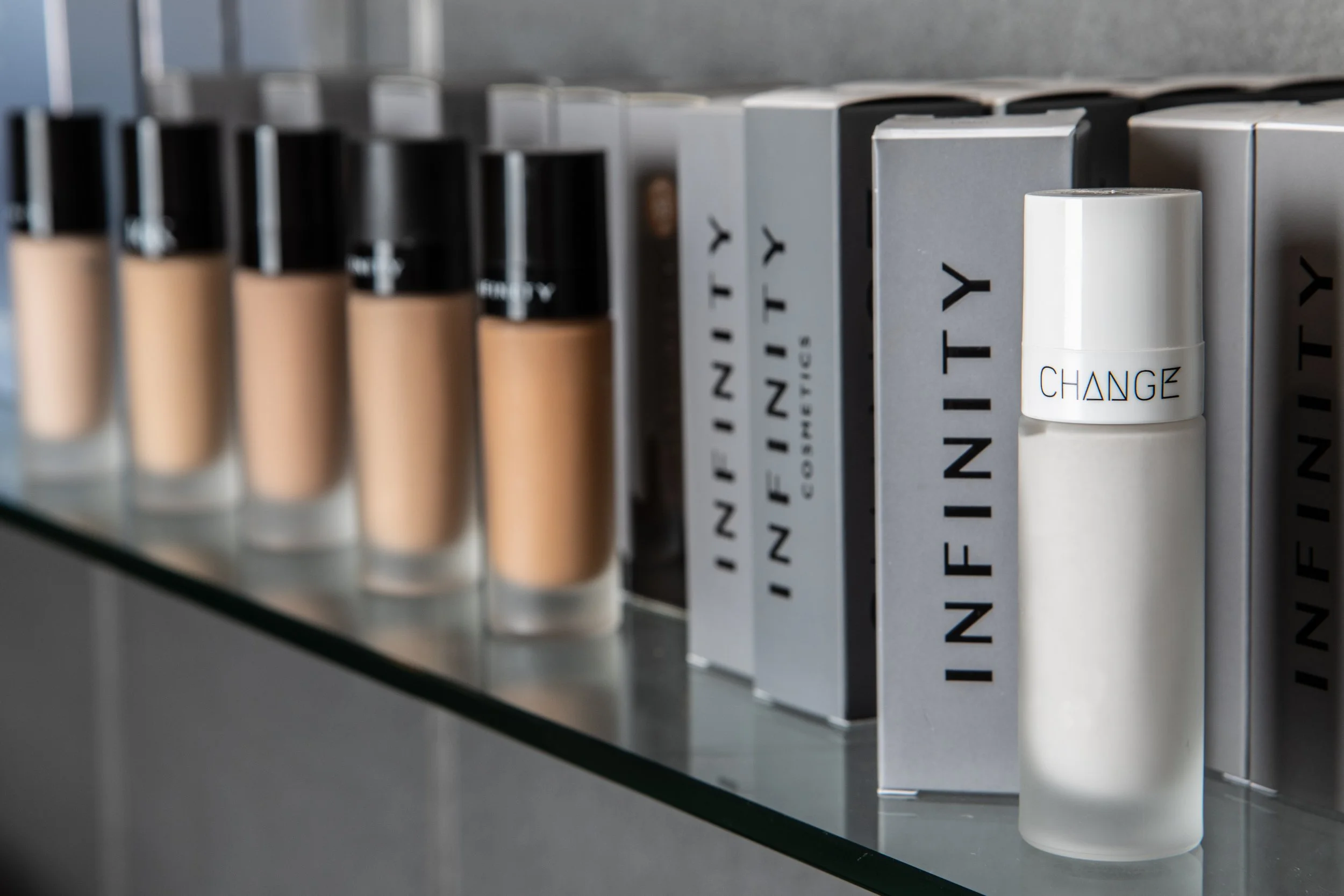 Kosmetikprodukte von Infinity. Erhältlich bei Beauty Style Kosmetik in Muttenz.