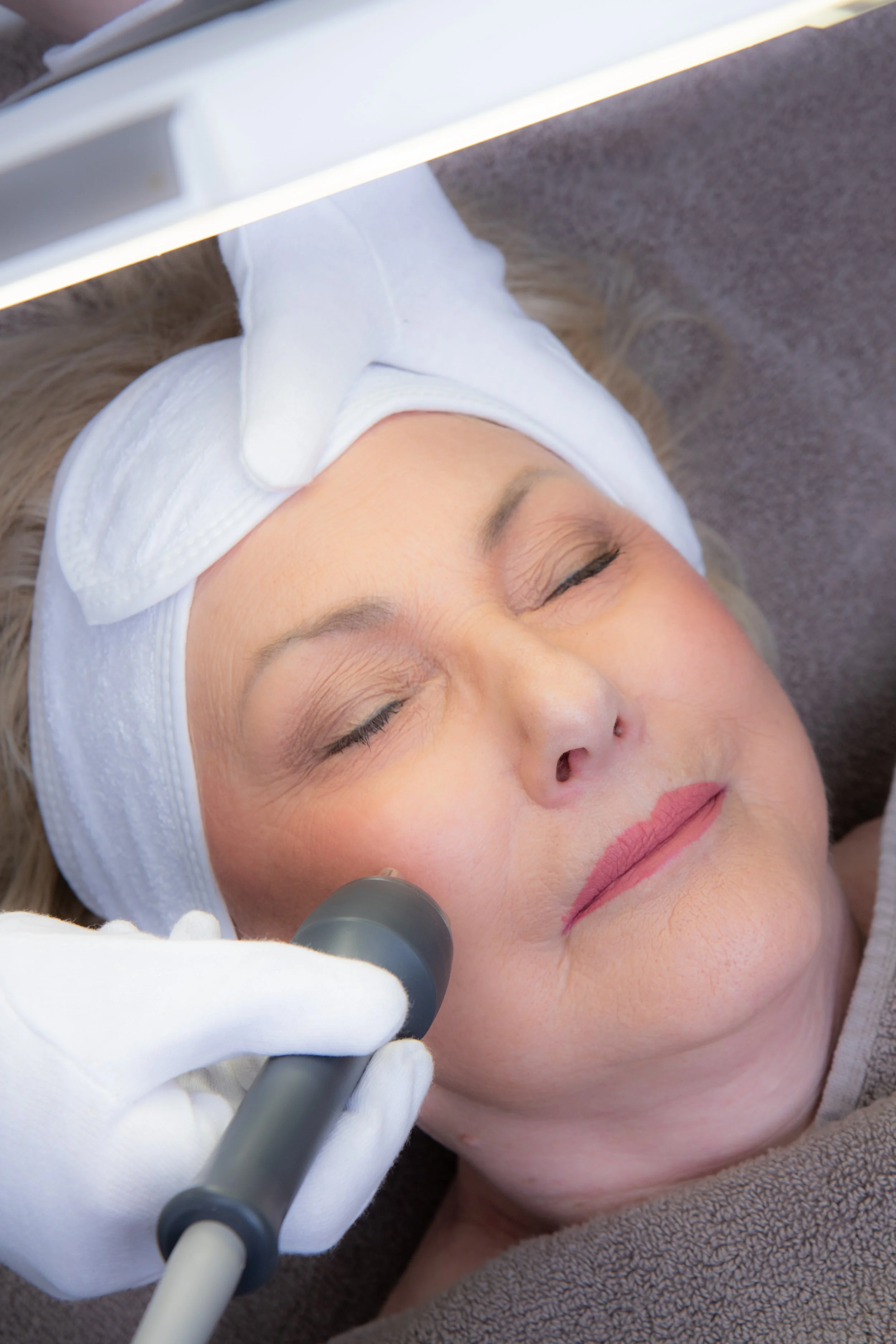Thermolift Radiofrequenz für einen natürlichen Lifting-Effekt und eine sichtbare Reduktion von Falten.