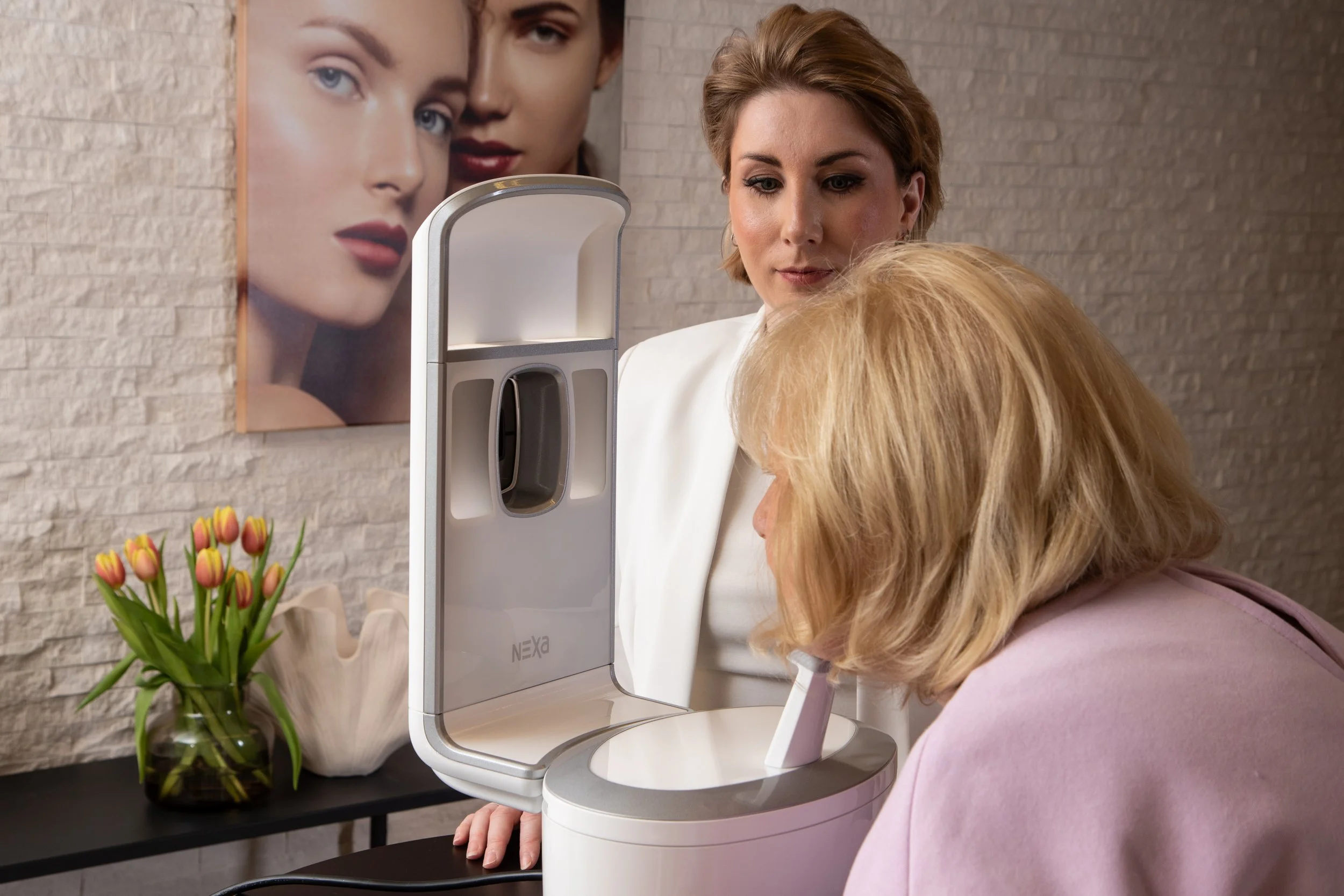 Eine Frau bei der Hautanalyse mit NEXA LT im Kosmetikstudio Beauty Style Kosmetik in Muttenz.
