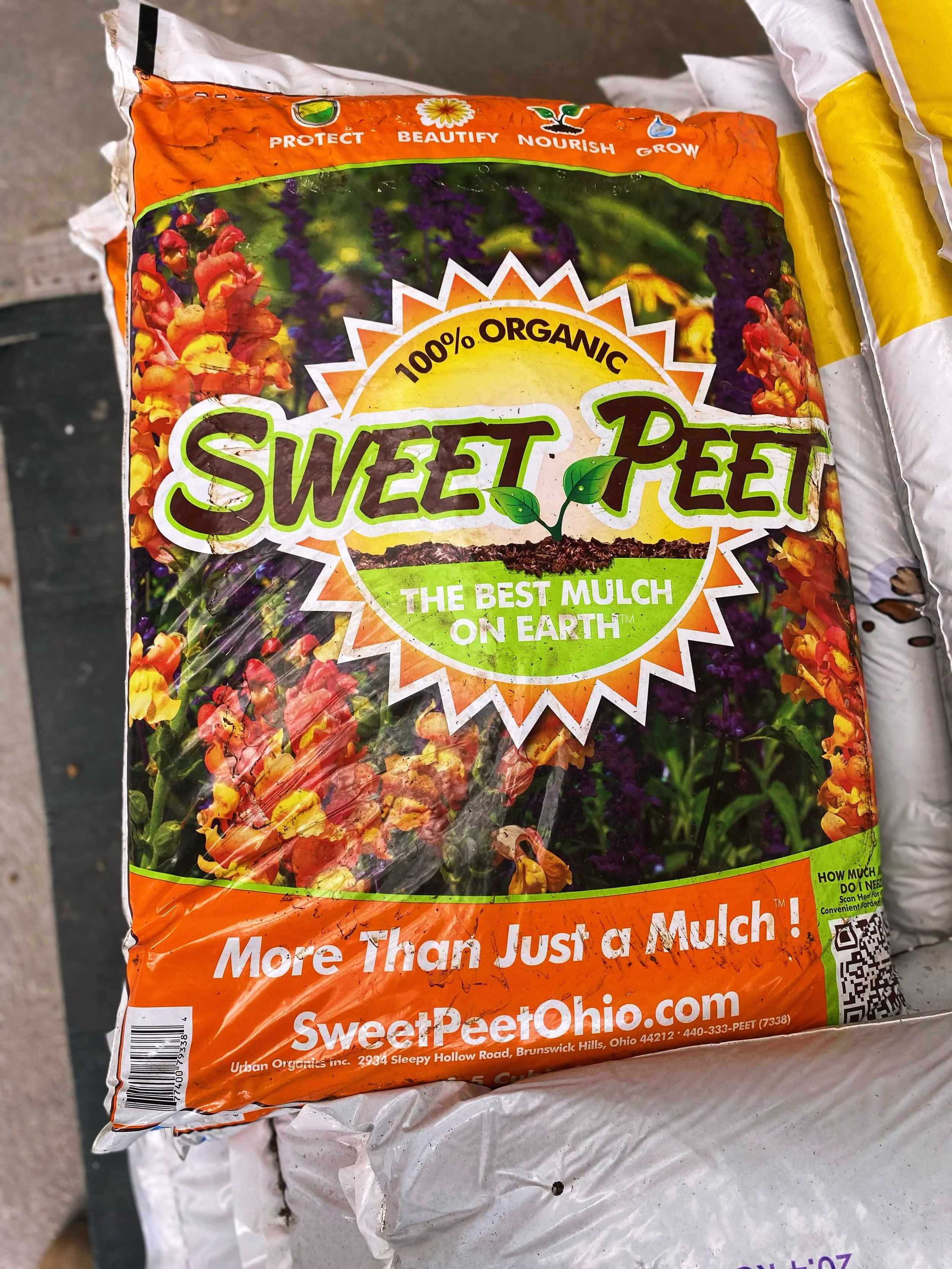 Great soil is always in season at the Lancaster Greenhouse!🪏🌳🪱

🌱 @sweetpeetohio is made right here in the Buckeye State! It&rsquo;s our go to for rich, dark, garden boosting goodness. It&rsquo;s organic, slow cooked compost that feeds your soil,