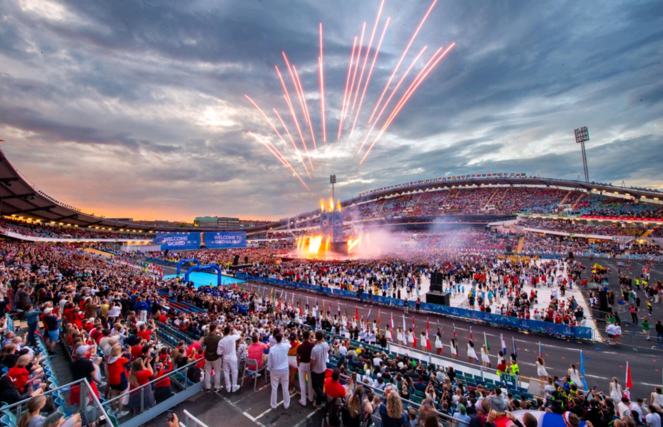 Gothia Cup Magnitude Ullevi fyllt med åskådare under en ceremoni med fyrverkerier och rök i skymningsljus.