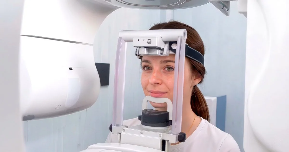 Mujer realizando una prueba de radiografía en un equipo médico en un centro de salud.