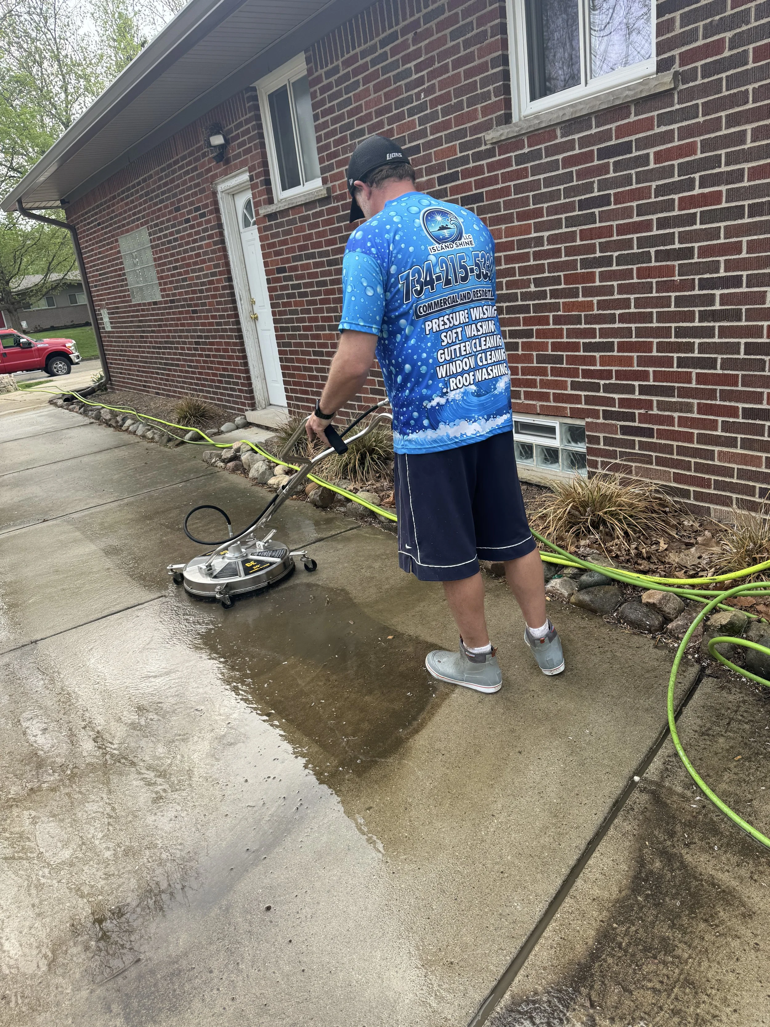 Concrete driveway before cleaning in Wayne County, MI | Island Shine