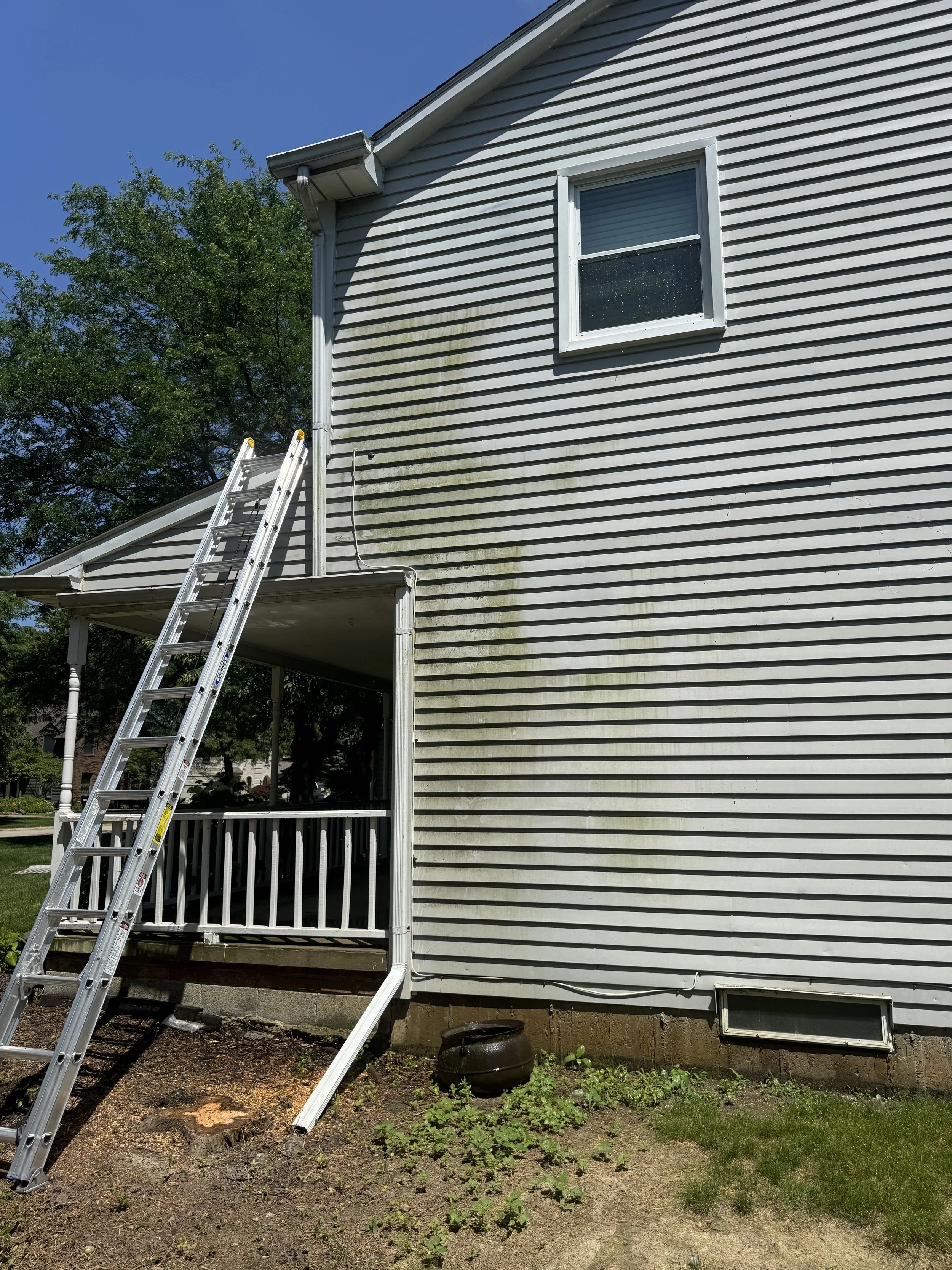 House aluminum siding before soft wash showing algae buildup in Wayne County, MI | Island Shine