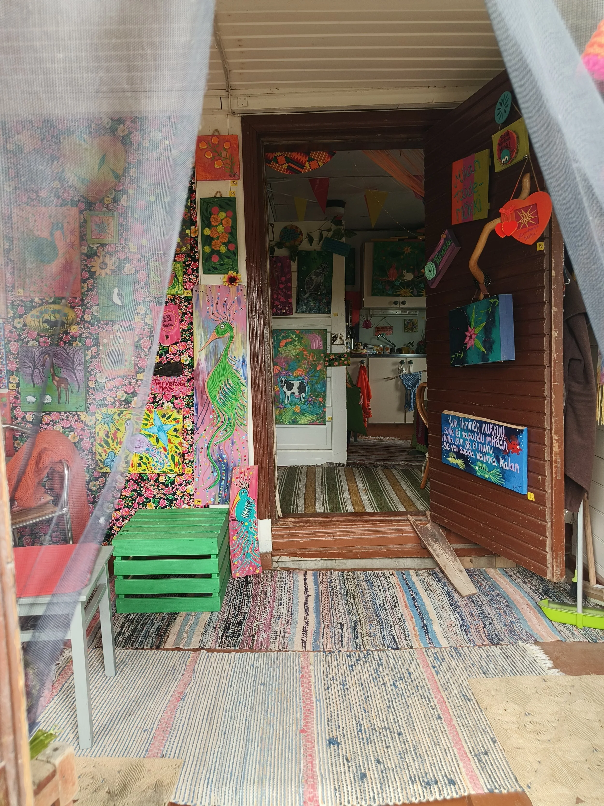 Miian värikäs taidemökki houkuttelee tutustumaan