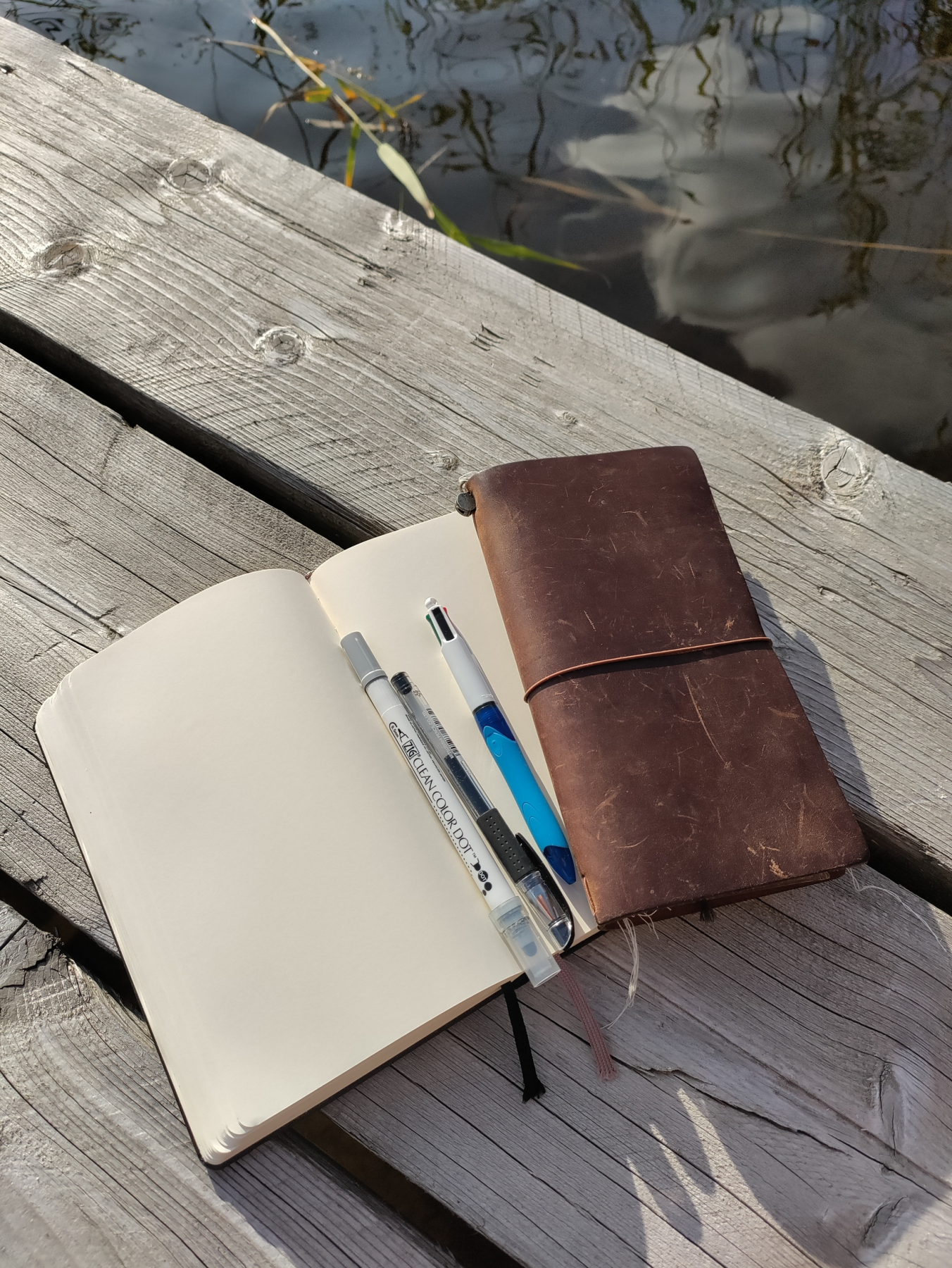 Muistikirjat ja kynät valmiina laiturilla