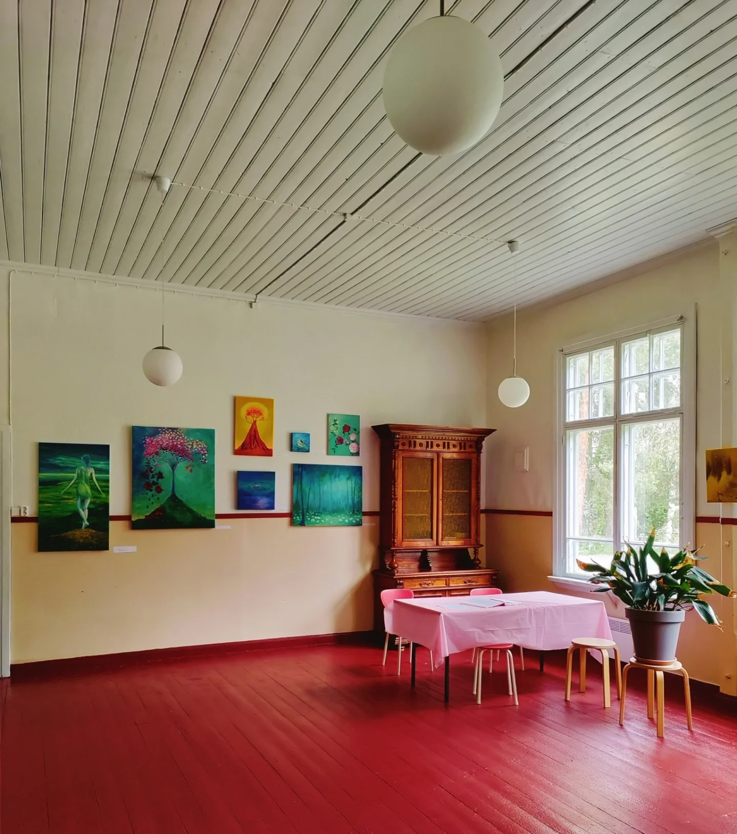 Taide, sanat ja kesäinen yhdessäolo kohtasivat Vihasjärven vanhalla kansakoululla.