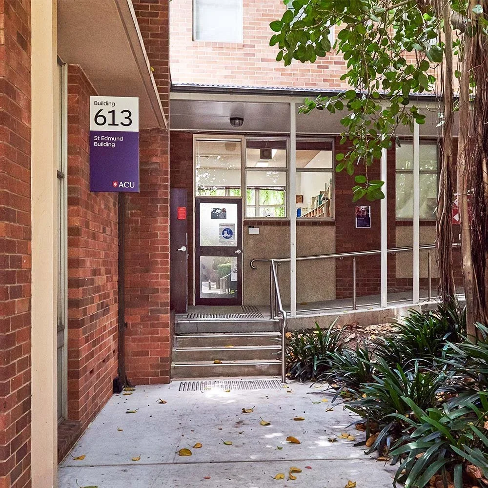 acu-strathfield-blade-directional-room-id-signage.webp