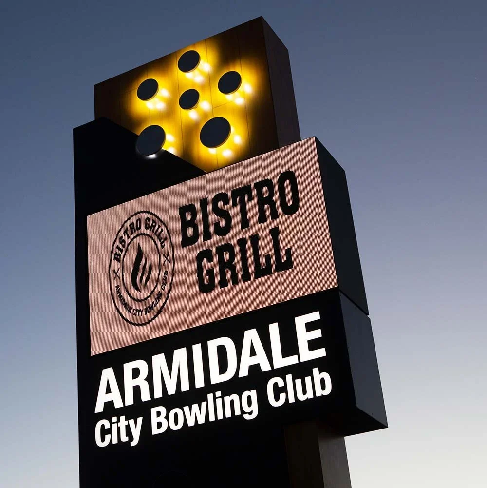 armidale-city-bowling-club-illuminated-pylon-sign-with-digital-message-board.webp