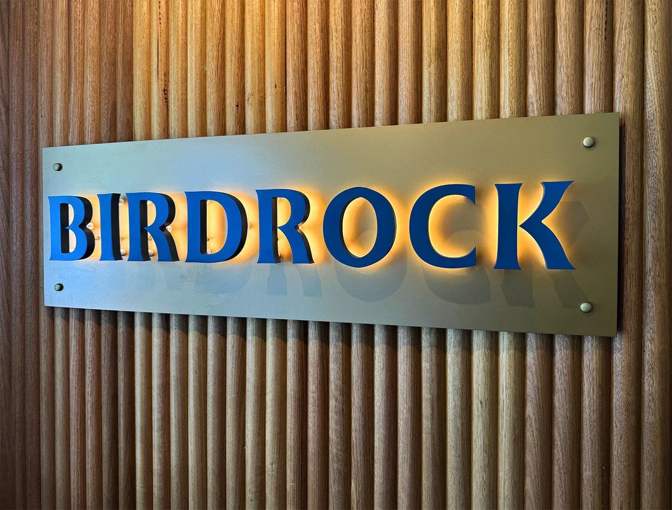 birdrock-bar-and-grill-illuminated-restaurant-signage.webp