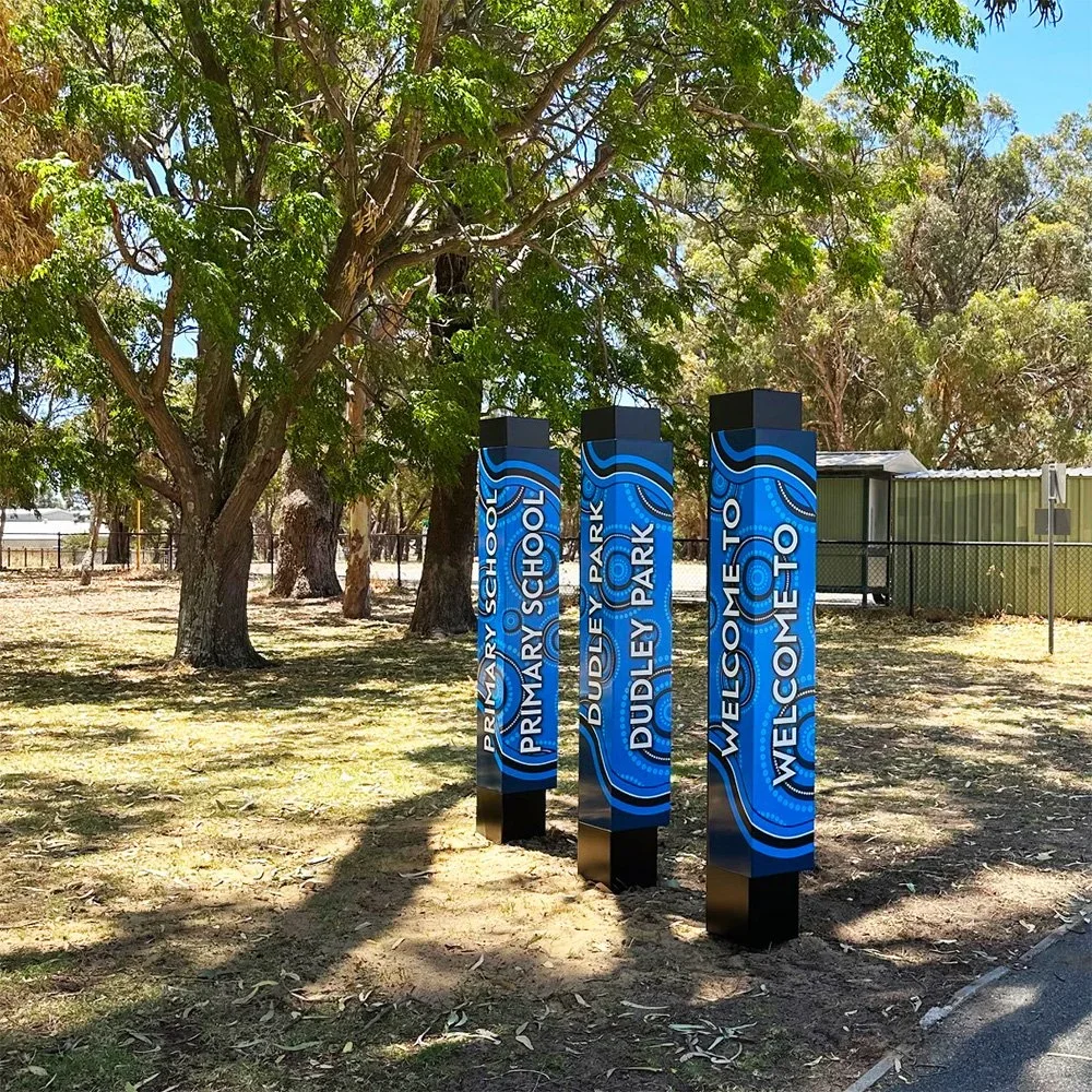 dudley-park-primary-school-rialto-totems-at-entry-way.webp