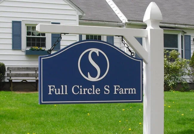 full-circle-s-farm-house-sign-1.webp