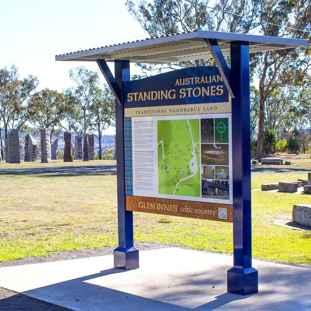 glen-innes-standing-stones-tourist-attraction-information-trail-sign.webp