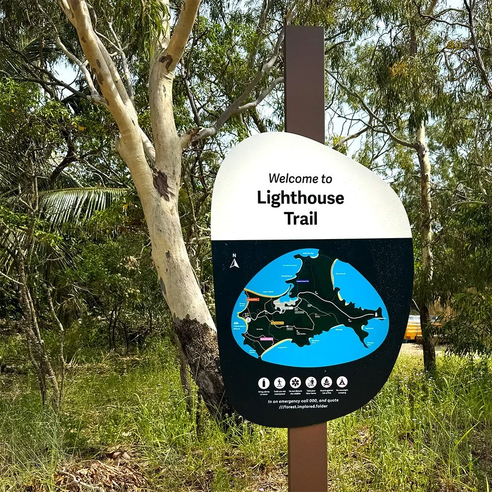 livingstone-council-great-keppel-island-directional-trail-signs.webp