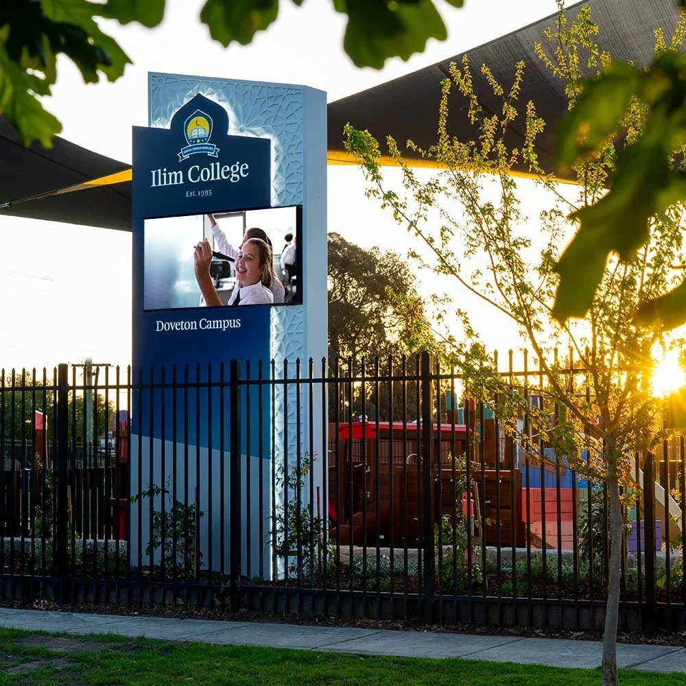 ilim-college-doveton-campus-digital-illuminated-branding-pylon-sign.webp