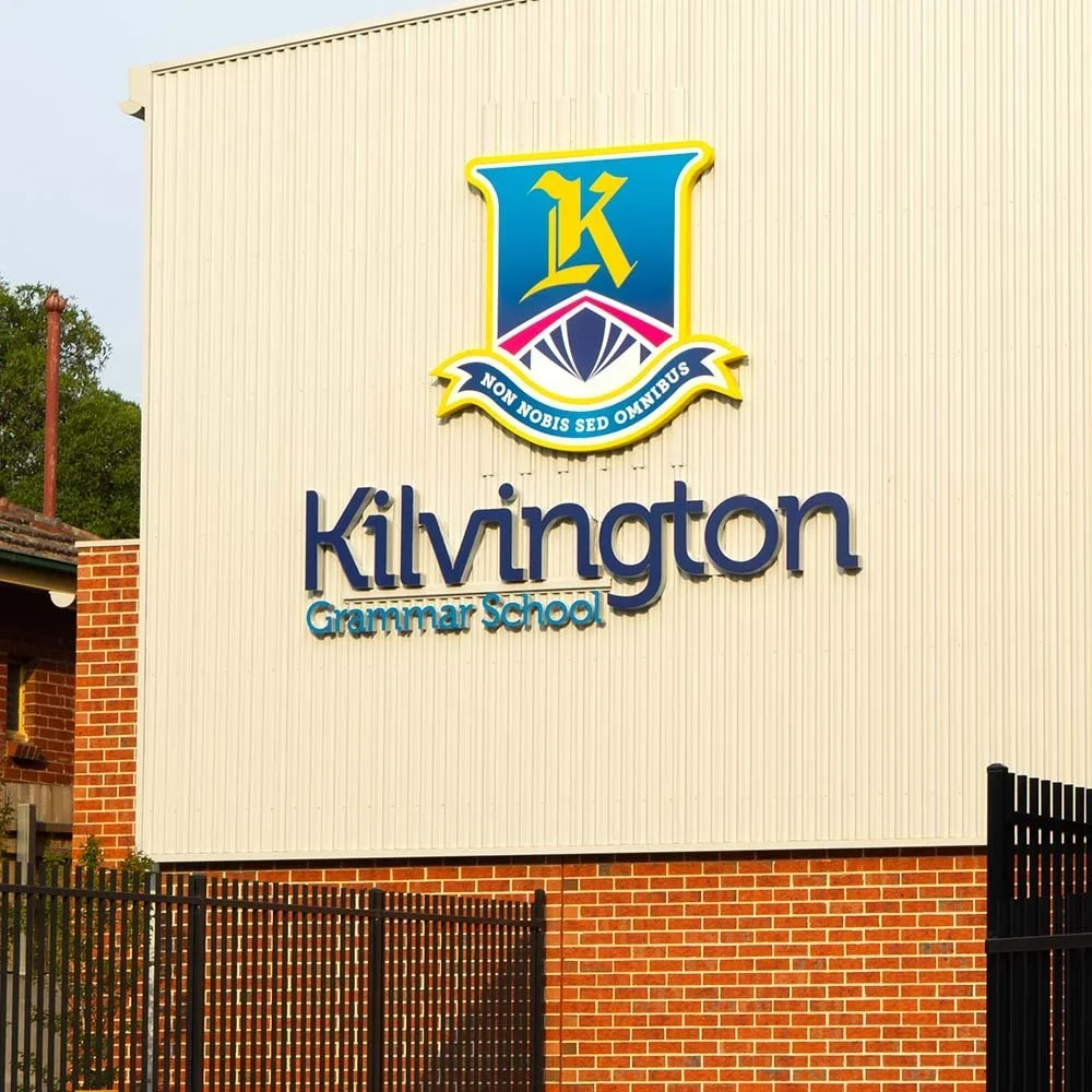 kilvington-grammar-school-illuminated-crest-signage.webp