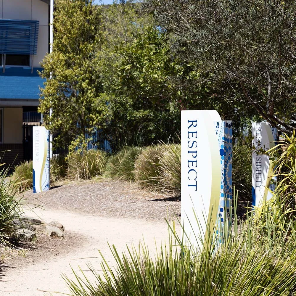 wadalba-community-school-entrance-totem-signs.webp