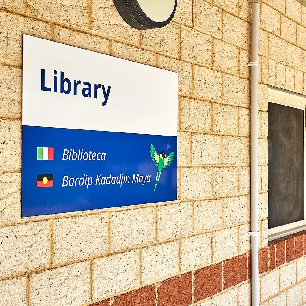 lesmurdie-ps-multilingual-building-signage-standard.webp