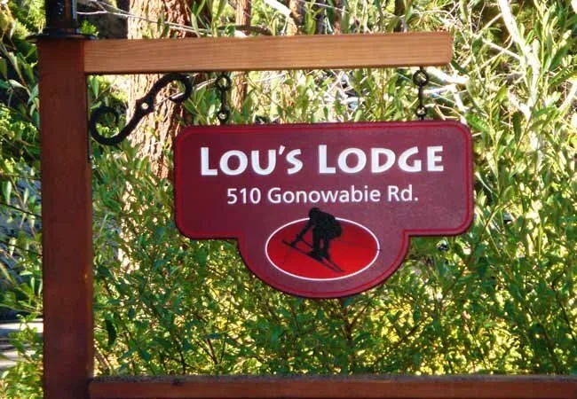 lous-lodge-house-sign.webp