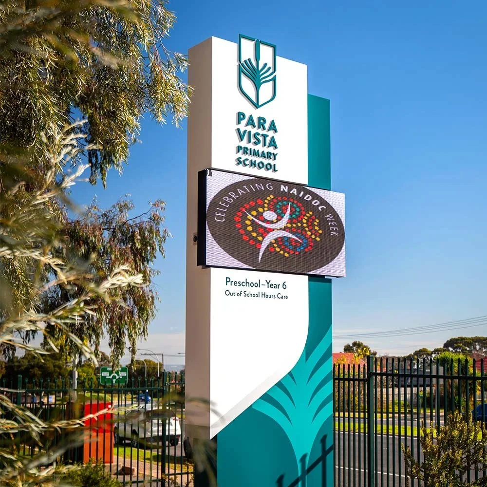 para-vista-primary-school-electronic-notice-board-pylon-sign.webp