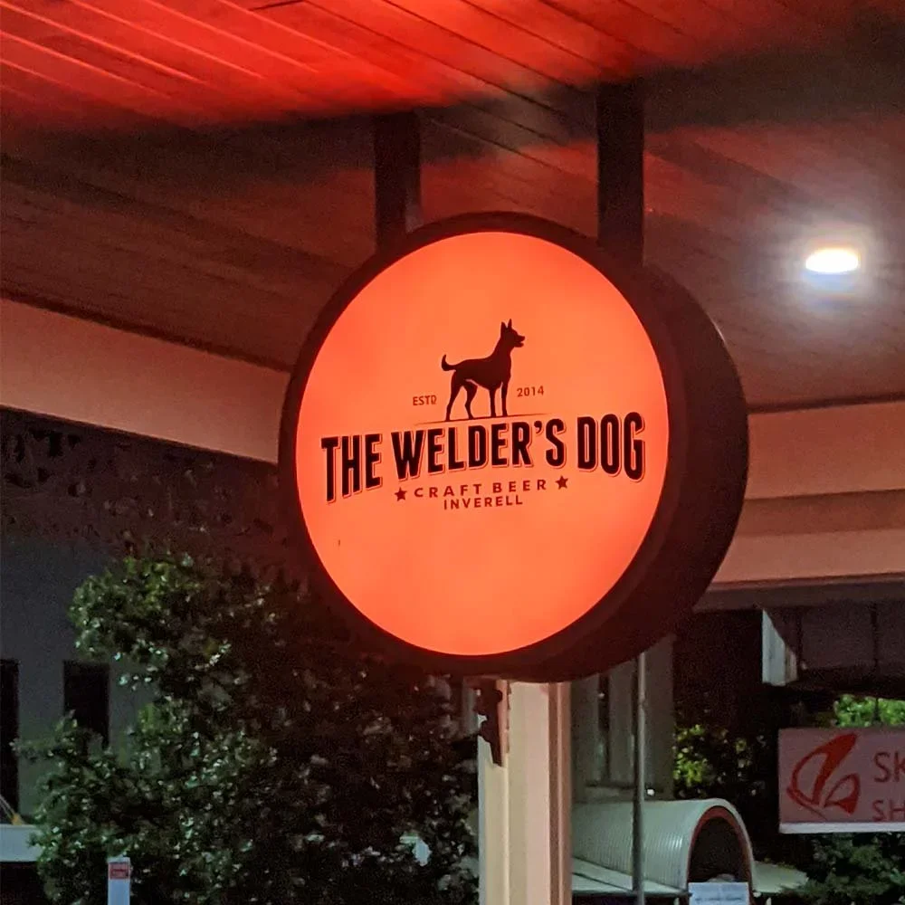 the-welders-dog-inverell-pub-light-box.webp