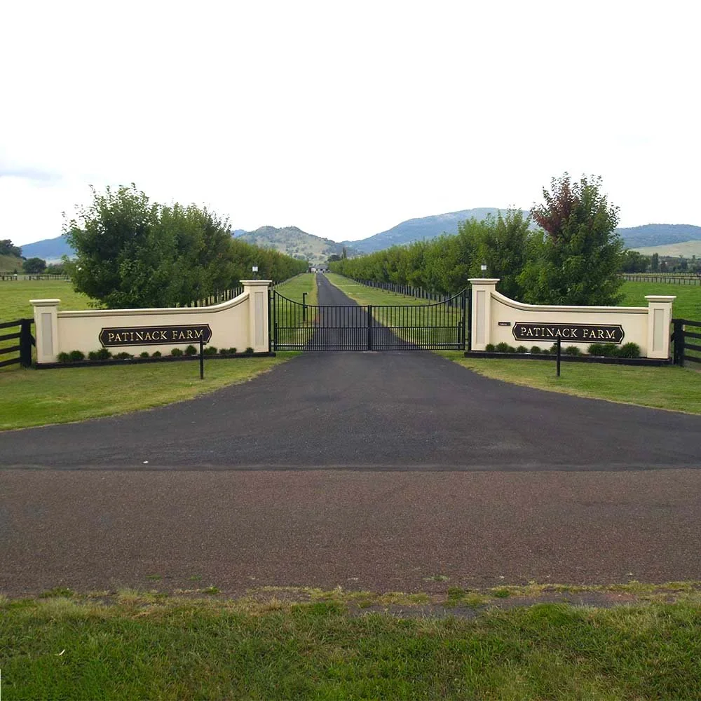 patinack-farm-thoroughbred-stud-entrance-wall-monument-sign.webp