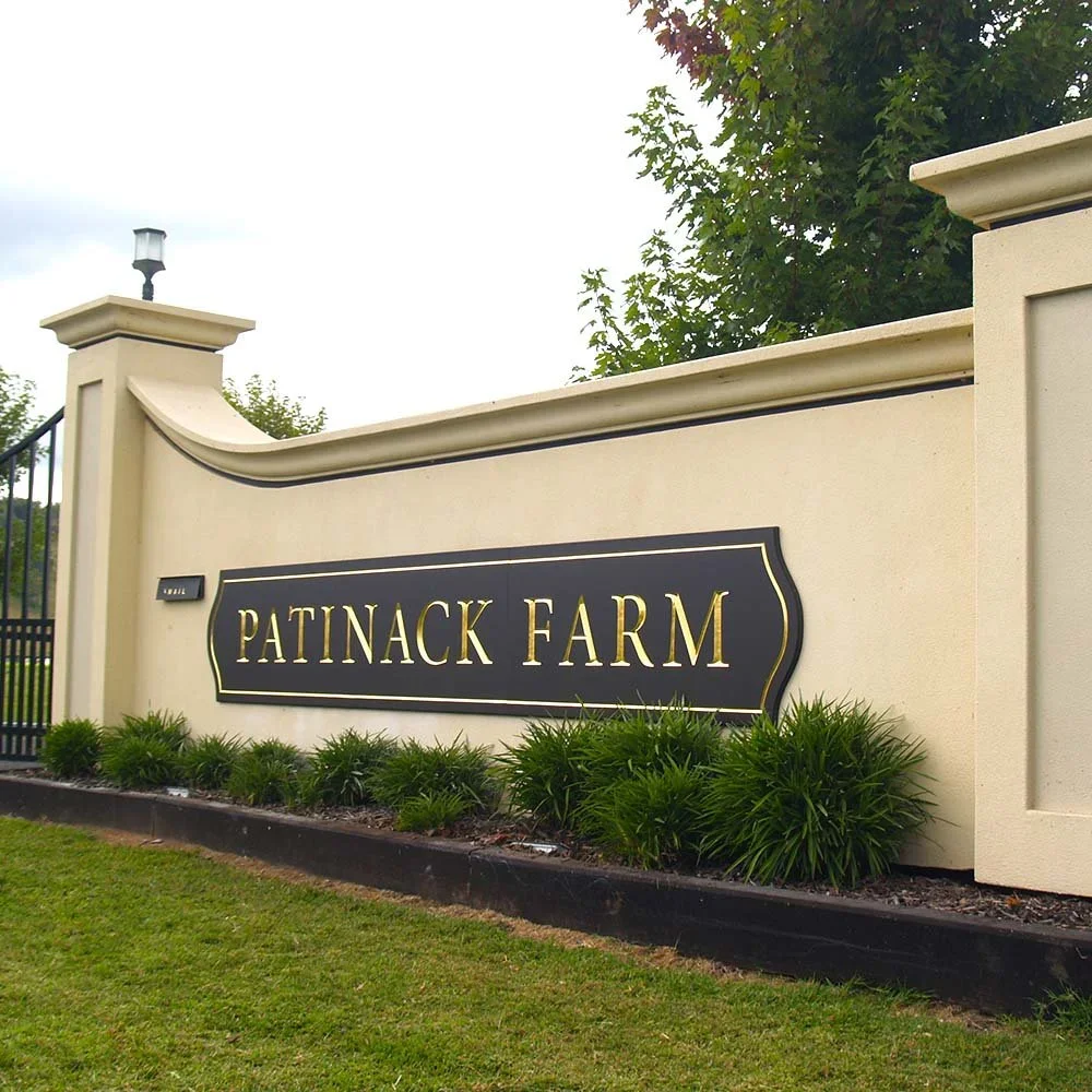 patinack-farm-business-entry-wall-sign.webp
