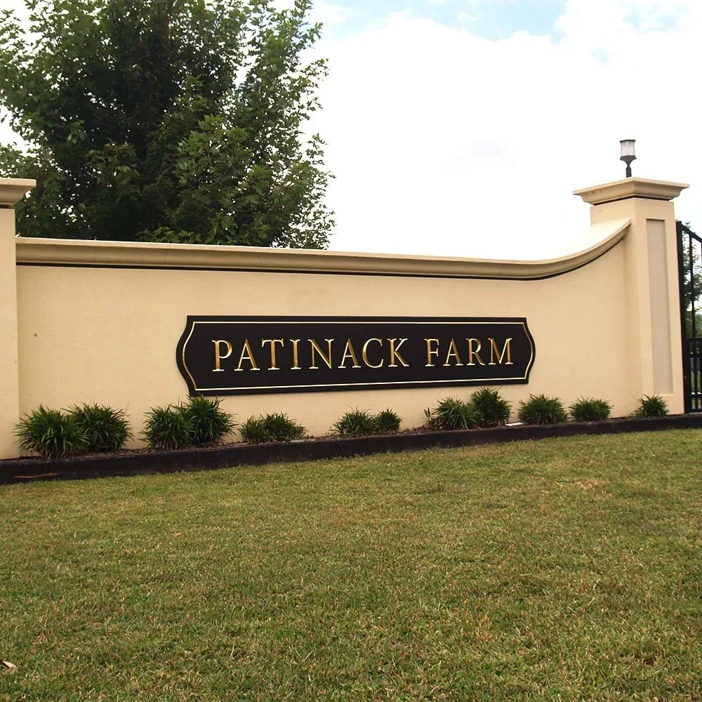 patinack-farm-thoroughbred-stud-welcome-sign.webp