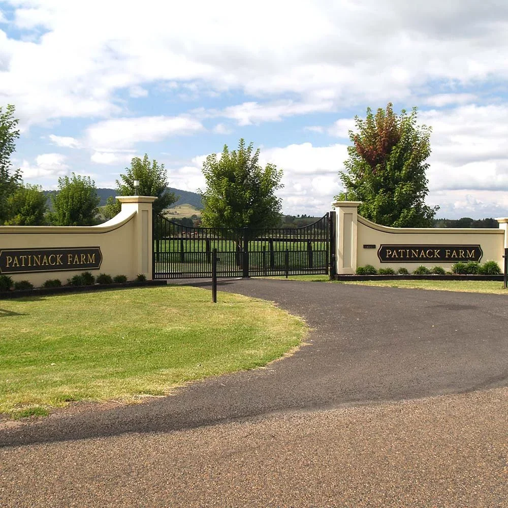 patinack-farm-hunter-valley-horse-stud-monument-sign.webp