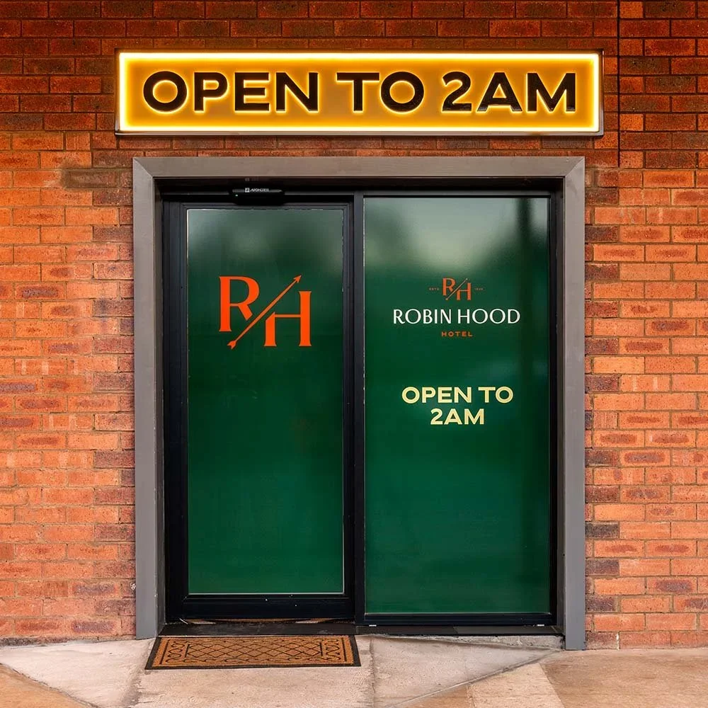 robin-hood-hotel-vip-lounge-halo-illuminated-sign.webp