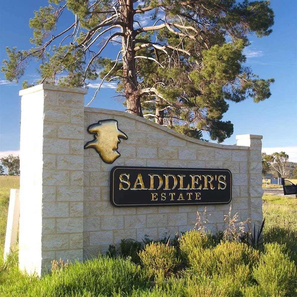 saddlers-estate-masonry-wall-entrance-signage.webp