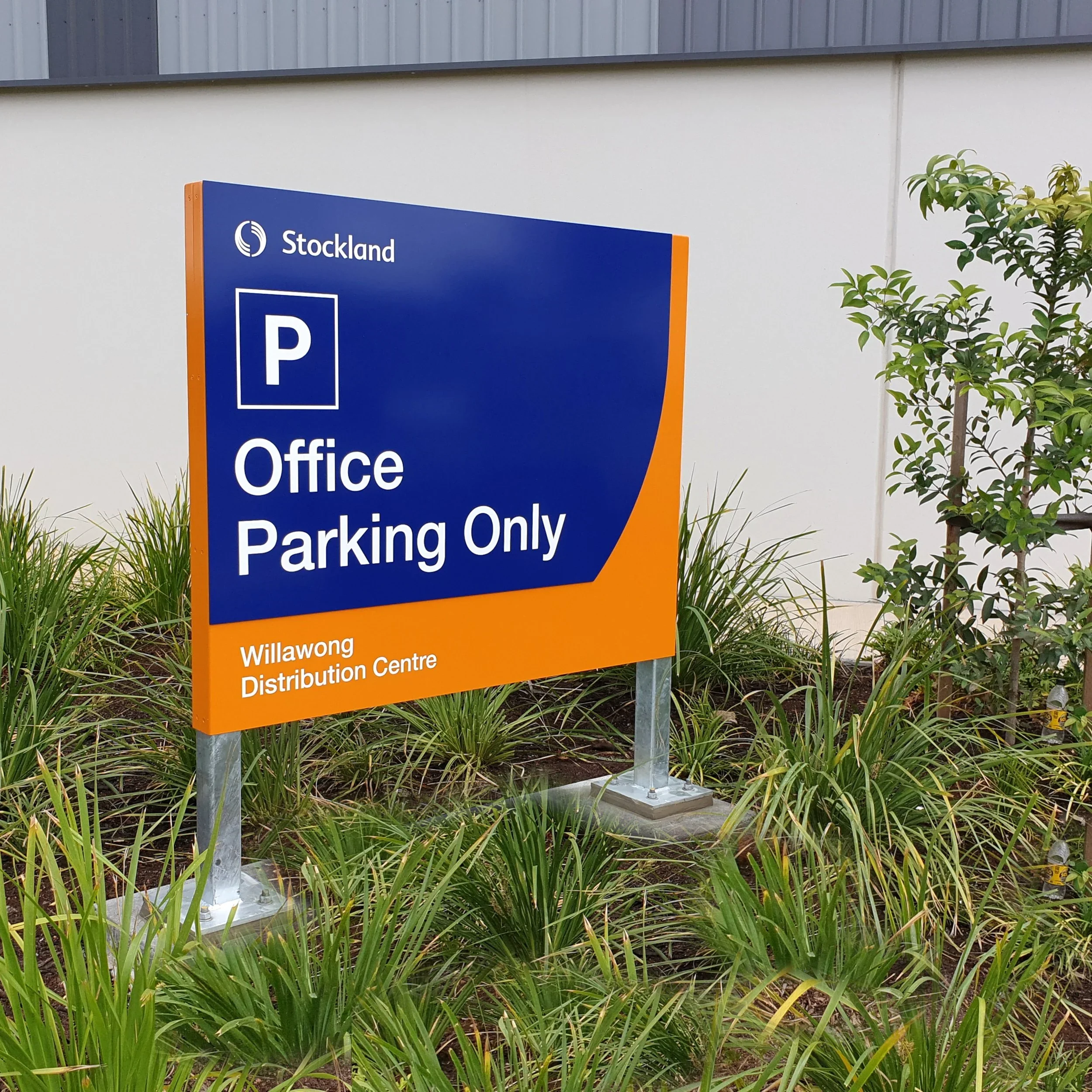 stockland-carole-park-logistics-estate-parking-signage.webp