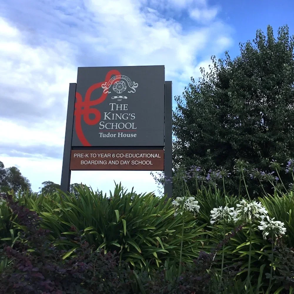 the-kings-school-tudor-house-entry-sign.webp
