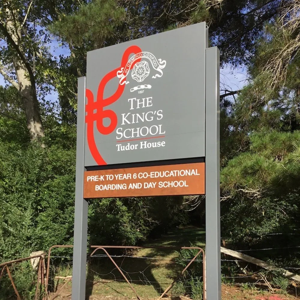 the-kings-school-tudor-house-entry-pylon-post-mounted-sign.webp