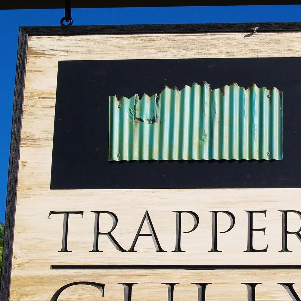 trappers-gully-winery-corrugated-metal-sign-detail.webp