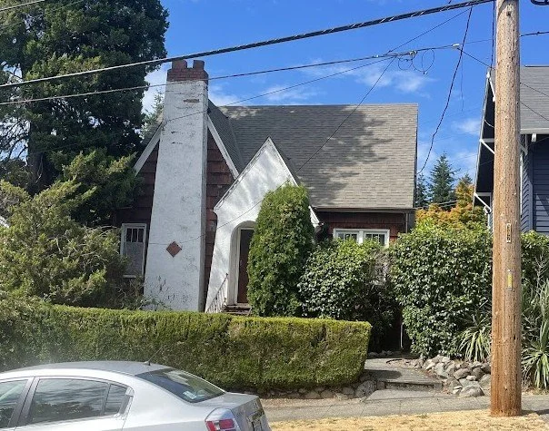Before Renovation — Fremont, Seattle

After more than 50 years of living in her Seattle home, the homeowner was ready to downsize and begin a new chapter in life. Over the decades, the property had accumulated years of belongings, furniture, and item