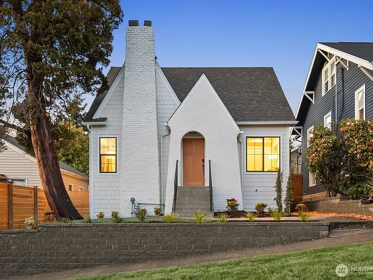 Recently Renovated — Fremont, Seattle

Washington Home Pro transformed this charming Seattle Tudor into a beautifully renovated home combining historic character with modern luxury. Located in Fremont, the property features a spacious designer kitche