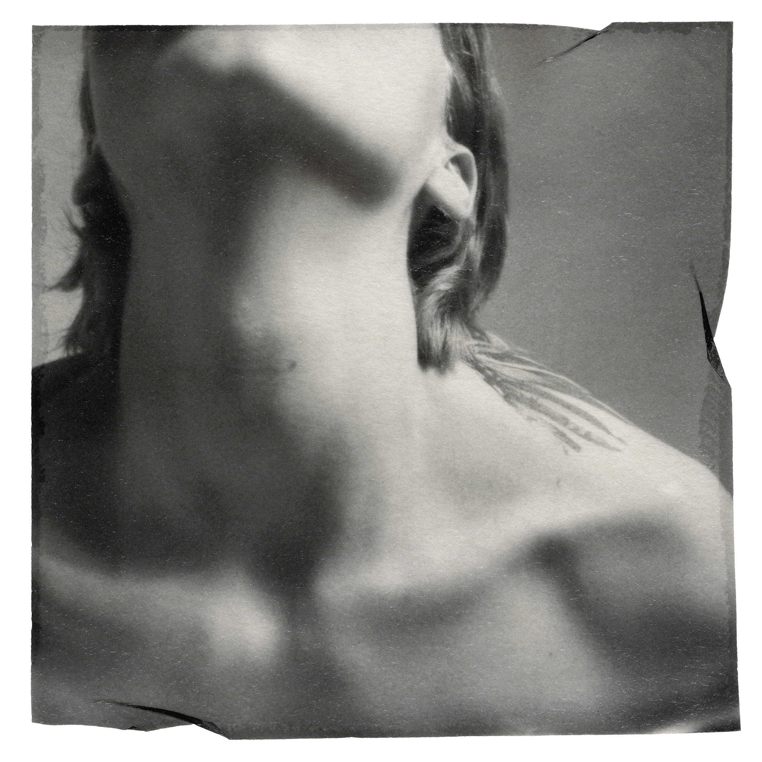 Photo en noir et blanc d'une femme vue de profil, mettant en valeur son visage, son cou et une partie de la poitrine, avec des cheveux longs qui tombent sur son épaule.