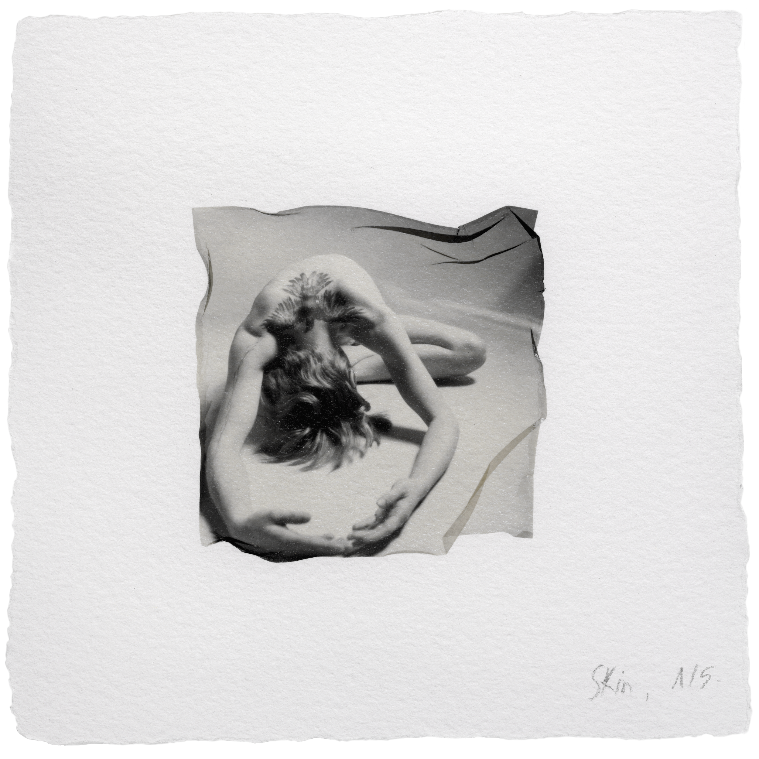 Une femme nue est allongée sur le sol avec la tête penchée en avant et les bras formant un cercle autour de sa tête.