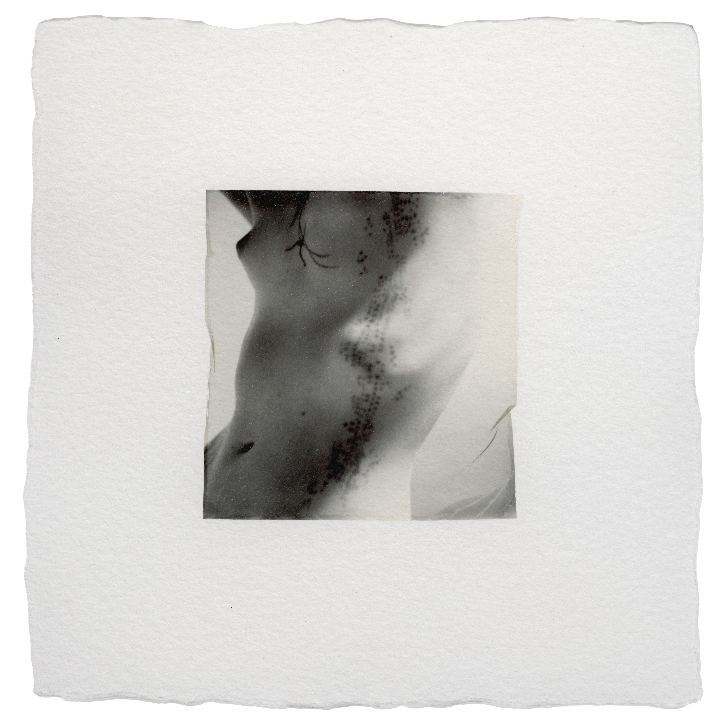 Photo en noir et blanc d'une partie du corps d'une personne, montrant le torse, un peu de la taille et des épaules, avec une texture artistique.