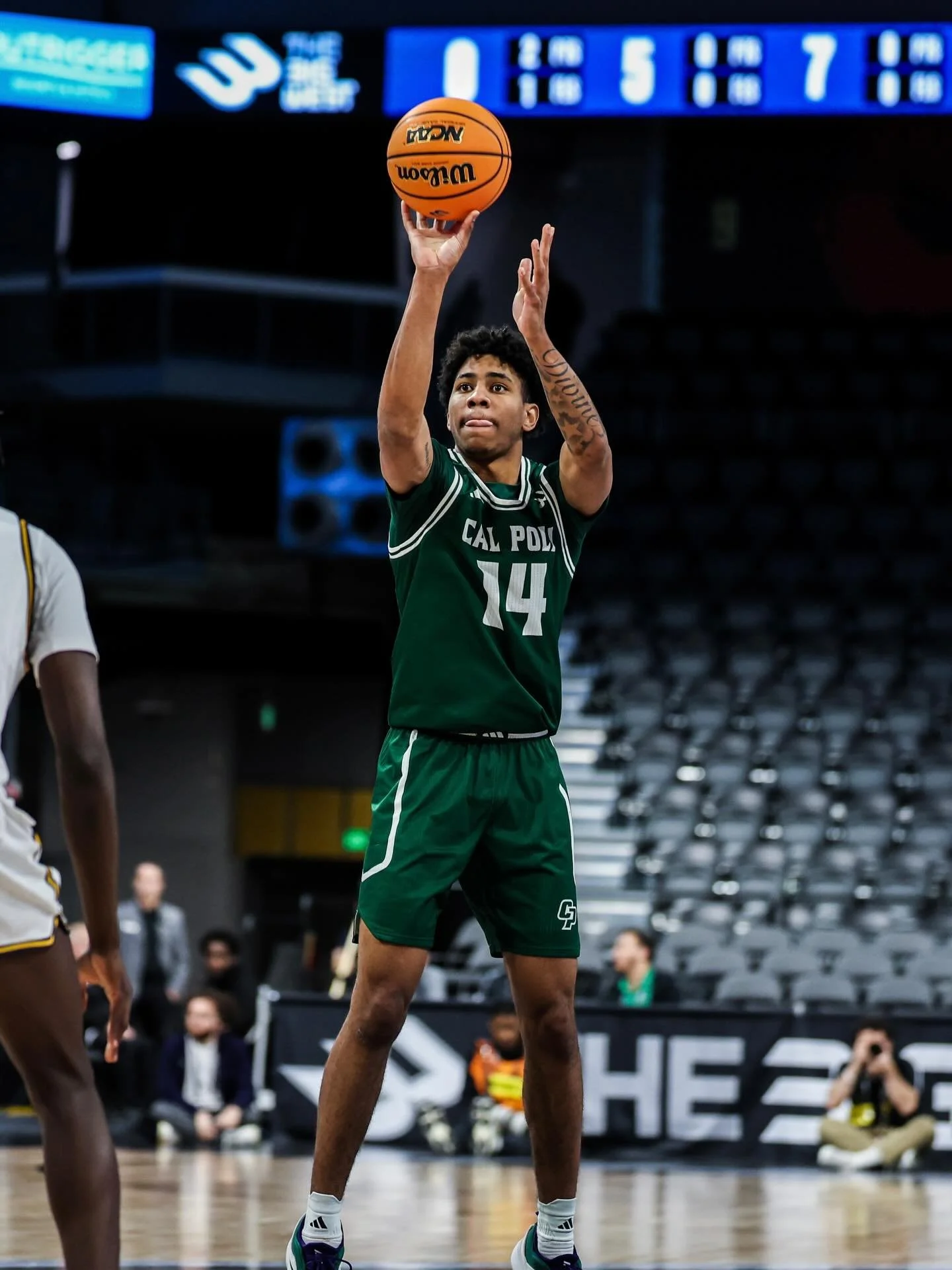 Swipe to see @caydenward14 hit the 3️⃣ from the logo!

#RideHigh