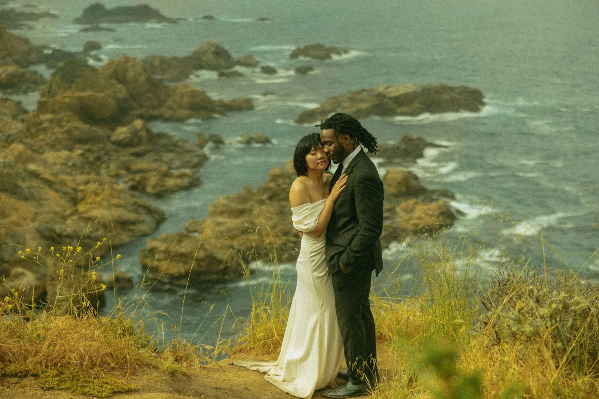 elopement couple on the coast of Big Sur