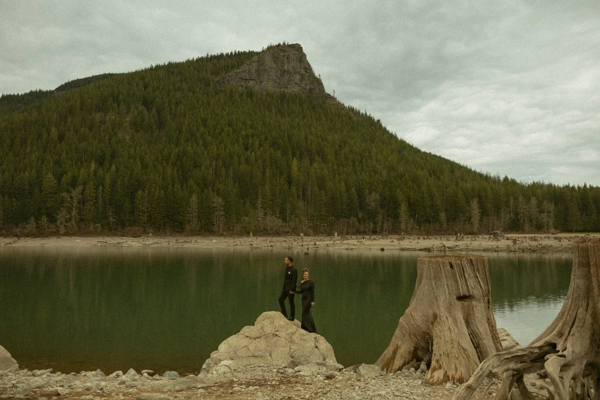 a couple eloping at Rattlesnake Lake in Washington State