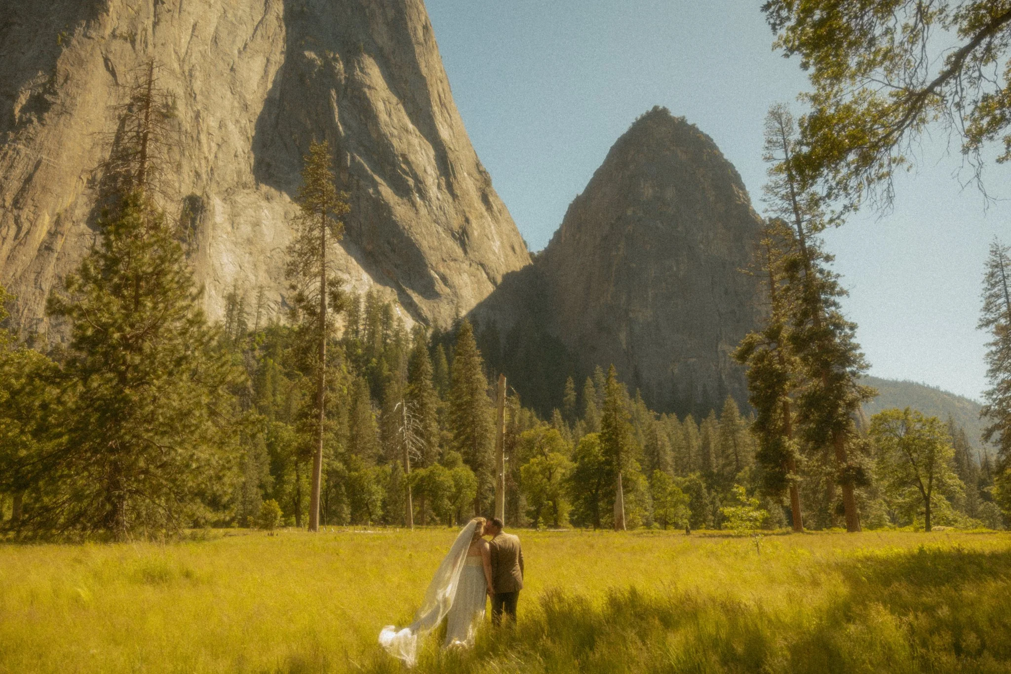 elopement couple kissing in the Yosemite Valley