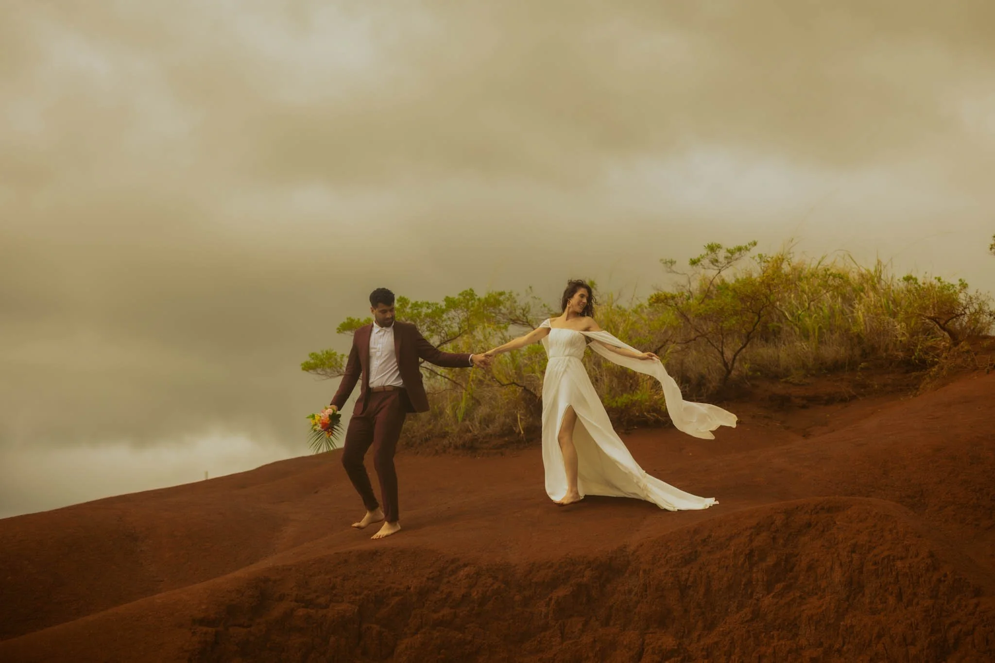 couple eloping Kauai