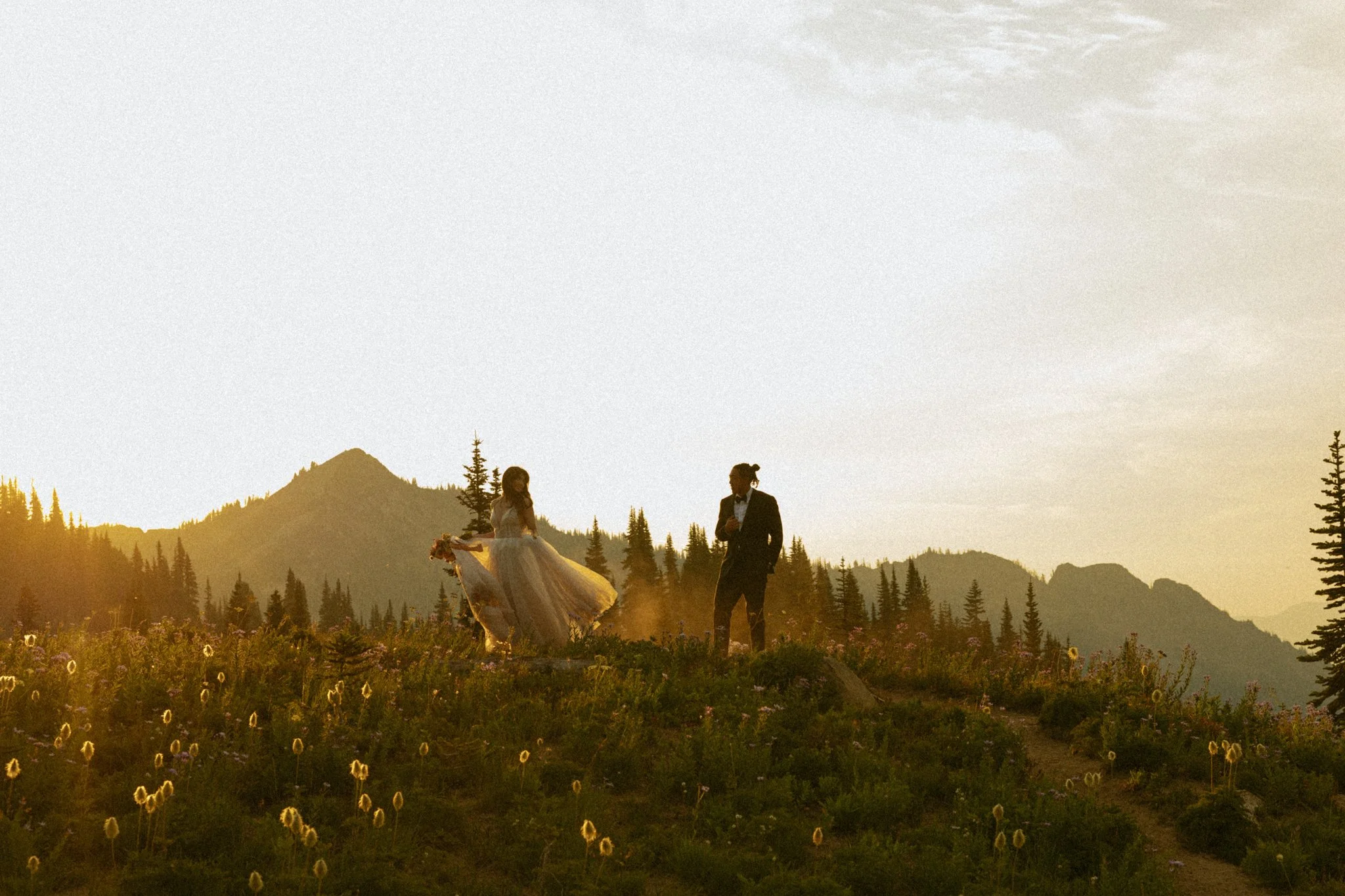 couple eloping in the Washington mountains