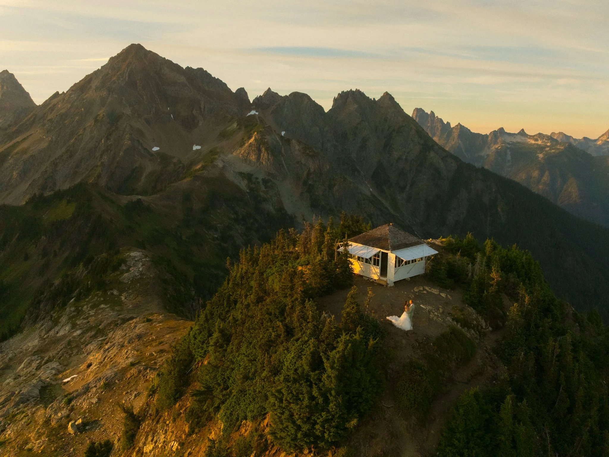 a couple eloping on the mountain edge in the Washington North Cascades