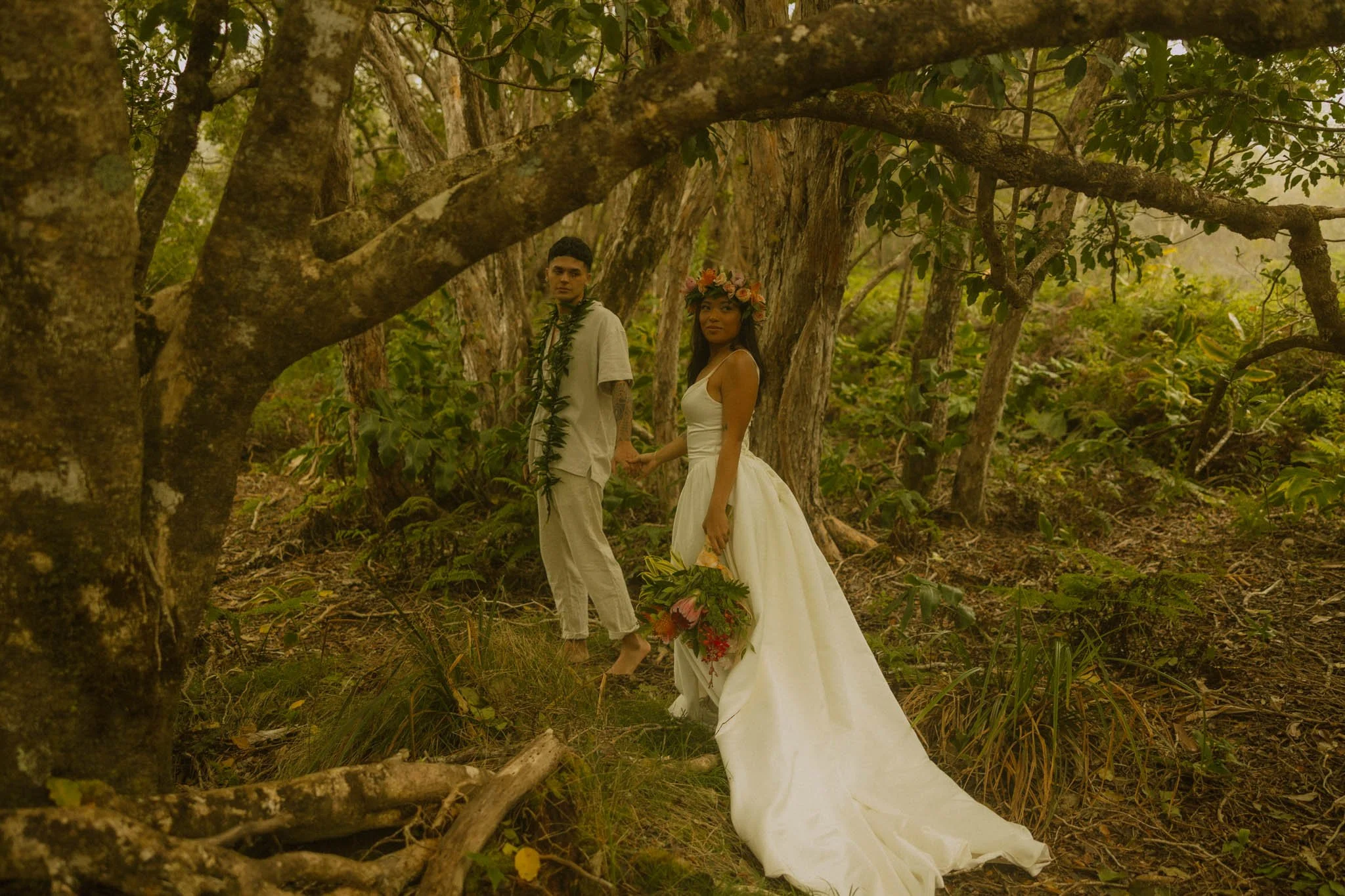 a wedding couple in the Hawaii forest